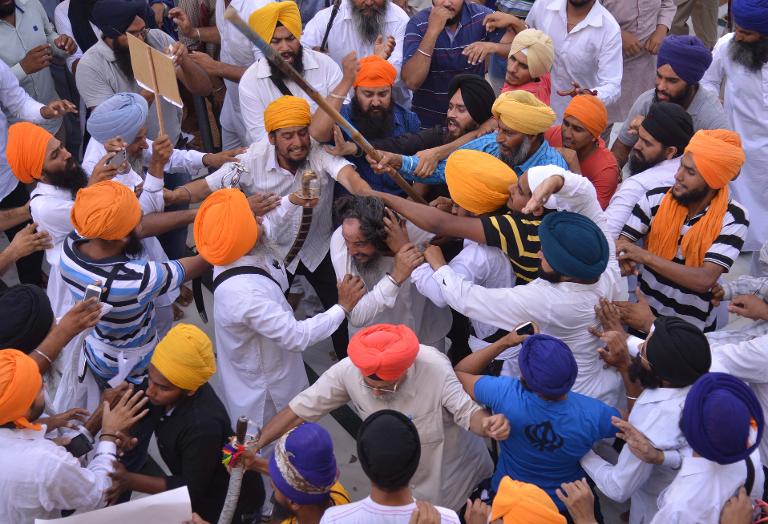 Các cuộc đụng độ giữa các nhóm người Sikh trong Đền Vàng ở Amritsar, miền bắc Ấn Độ