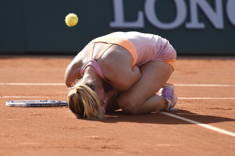 Maria Sharapova không kiềm nổi cảm xúc sau khi chiến thắng trong trận chung kết Roland Garros