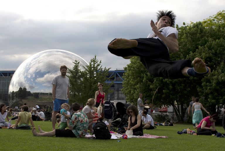 Một người đàn ông nhảy tung người lên cao tại công viên Parc de la Villette ở Paris