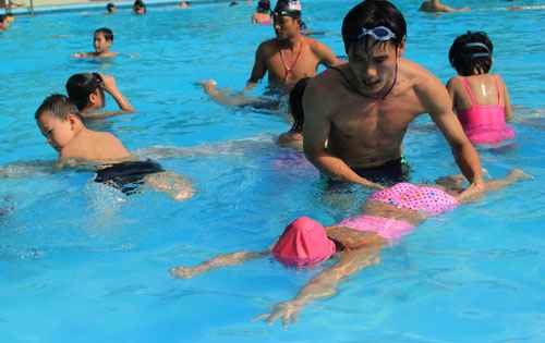 Tập bơi cho trẻ cần chuyên nghiệp hơn