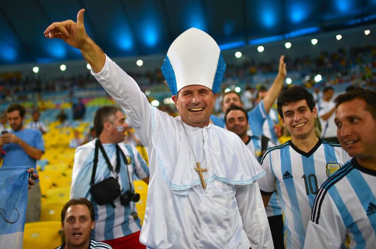 Một fan hâm mộ Argentina ăn mặc như Giáo hoàng Francis đến cổ vũ cho đội nhà tại sân vận động Maracana, Rio de Janeiro