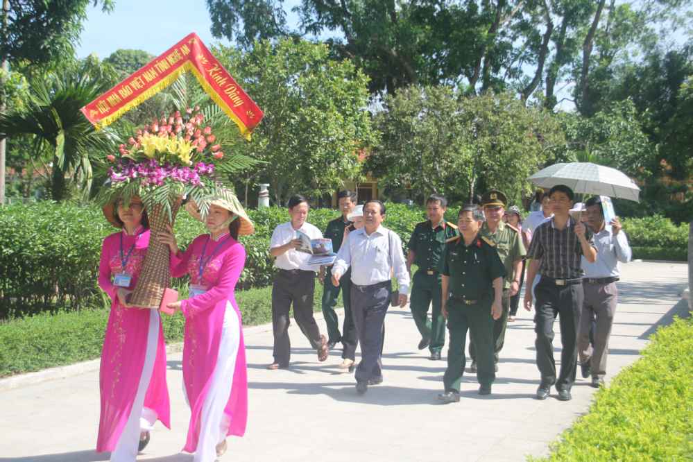 Lãnh đạo Hội nhà báo Nghệ An, đại diện các cơ quan báo chí trong tỉnh dâng hoa báo công với Bác