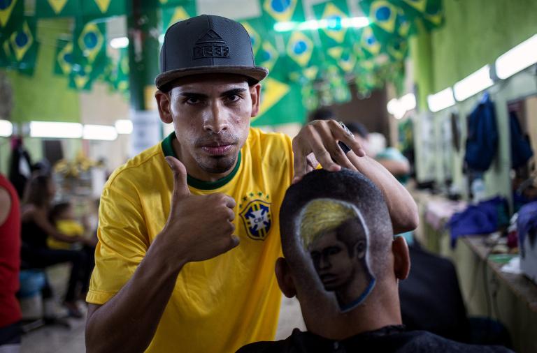 Một thợ cắt tóc trẻ người Brazil tạo hình chân dung cầu thủ Neymar trên đầu của khách hàng, tại Rio de Janeiro, Brazil