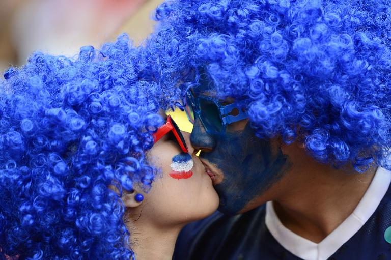 2 CĐV Pháp trao nhau nụ hôn trước khi diễn ra trận đấu giữa Pháp và Nigeria tại sân vận động quốc gia Mane Garrincha, Brasilia