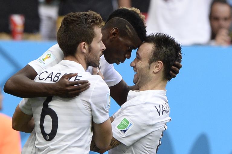 Các tuyển thủ Pháp ăn mừng bàn thắng ghi vào lưới Nigieria tại vòng 1-16