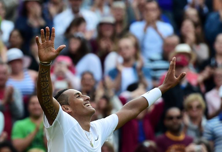 Tay vợt Nick Kyrgios của Australia ăn mừng chiến thắng trong trận đấu vòng thứ tư  trước Rafael Nadal tại giải Wimbledon