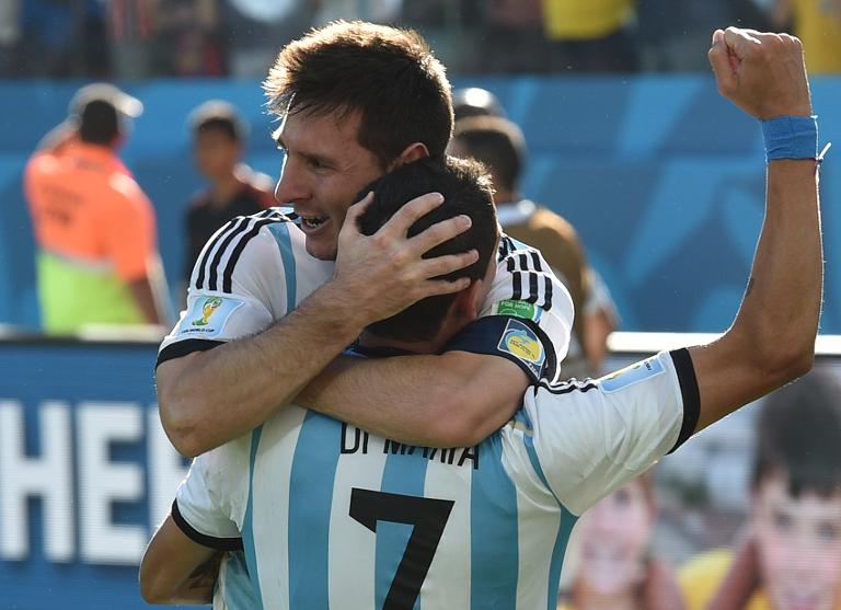 Lionel Messi và tiền vệ Di Maria ăn mừng sau bàn thắng vào lưới tuyển Thụy Sĩ tại Cô-rinh-Arena