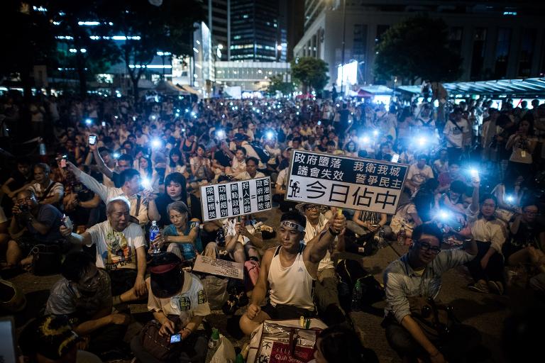 Người biểu tình ngồi trên một đường phố của quận trung tâm sau cuộc biểu tình ủng hộ dân chủ tại Hồng Kông