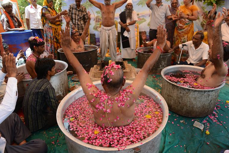 Những tín đồ của đạo Hindu ở Ấn Độ đang thực hiện các nghi lễ để ở vùng ngoại ô của Ahmedabad, Ấn độ