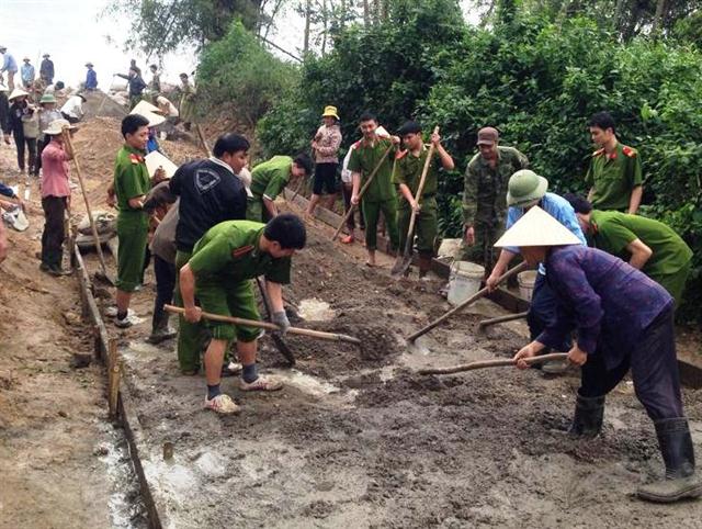 Đoàn viên thanh niên Chi đoàn Công an huyện Anh Sơn phối hợp với địa phương tham gia làm giao thông nông thôn ở xã Hùng Sơn