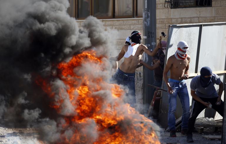 Người biểu tình Palestine ném đá về phía cảnh sát Israel trong cuộc đụng độ ở khu phố Shuafat, Jerusalem