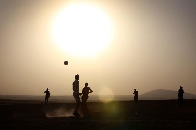 Những người Iraq chơi bóng tại trại tị nạn Liên Hiệp Quốc xây dựng dành cho những người tị nạn bạo lực ở miền bắc Iraq