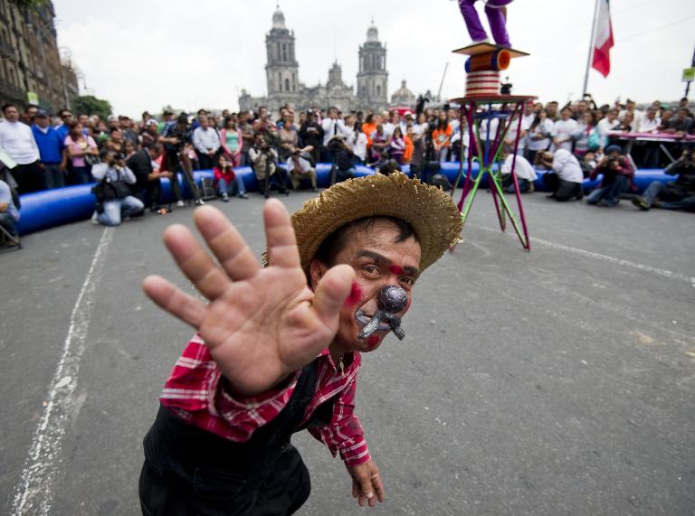 Một diễn viên xiếc biểu diễn tại Quảng trường Zocalo ở Mexico City trong một cuộc biểu tình chống lại đạo luật ngăn cấm việc sử dụng động vật trong các chương trình của họ