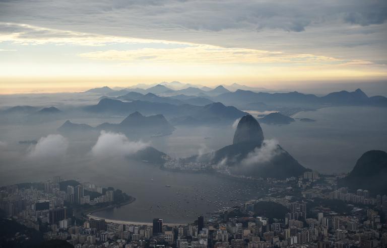 Quang cảnh Rio de Janeiro được chụp theo góc nhìn từ bức tượng Chúa Cứu Thế