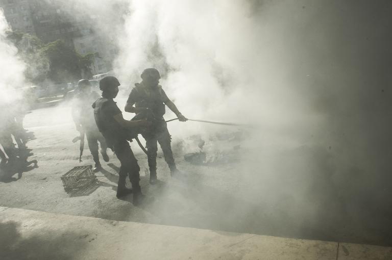 Cảnh sát chống bạo động Ai Cập dập tắt lốp xe cháy trong cuộc biểu tình tại Cairo