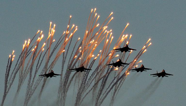 Máy bay chiến đấu bắn pháo sáng khi bay qua thủ đô Minsk của Belarus trong cuộc diễu hành quân sự kỷ niệm ngày Độc lập
