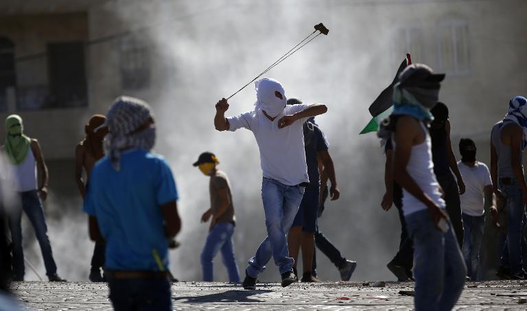Người biểu tình Palestine ném đá về phía cảnh sát Israel trong cuộc đụng độ ở khu phố Shuafat, Đông Jerusalem