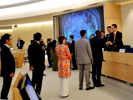 Đại diện các nước và tổ chức quốc tế chúc mừng Trưởng đoàn Việt Nam Nguyễn Trung Thành (trên cùng bên phải) sau khi Hội đồng Nhân quyền Liên Hợp Quốc thông qua UPR của Việt Nam.