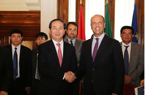 Bộ trưởng Bộ Công an Trần Đại Quang và ngài An-giê-li-nô An-pha-nô, Bộ trưởng Bộ Nội vụ Cộng hòa I-ta-li-a.