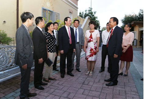 Bộ trưởng Bộ Công an Trần Đại Quang nói chuyện với cán bộ, công nhân viên Đại sứ quán Việt Nam tại Cộng hòa I-ta-li-a.