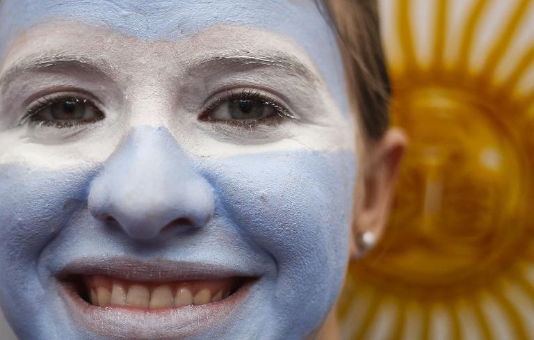 Một CĐV Argentina cười vui vẻ trong khi chờ đợi trận bán kết giữa Hà Lan và Argentina tại Fan Fest, Sao Paulo, Brazil