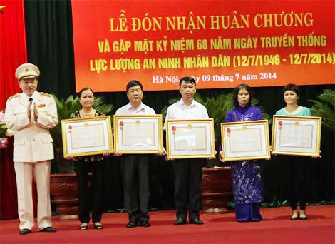 Thứ trưởng Tô Lâm trao Bằng Huân chương Bảo vệ Tổ quốc các Hạng của Chủ tịch nước cho đại diện gia đình các đồng chí nguyên lãnh đạo cấp Cục thuộc Tổng cục An ninh