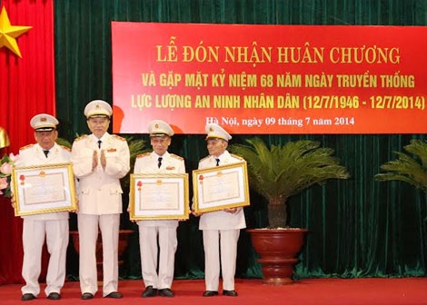 Thứ trưởng Tô Lâm trao Huân chương Bảo vệ Tổ quốc Hạng Nhất cho các đồng chí nguyên lãnh đạo cấp Cục thuộc Tổng cục An ninh