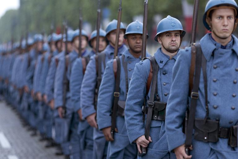 Lính Pháp mặc đồng phục diễu hành WWI Poilu trên đại lộ Champs Elysees ở Paris, trong một buổi diễn tập cho ngày Quốc khánh Pháp 14-7