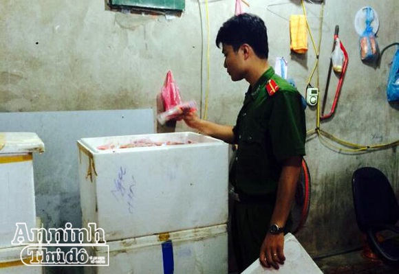 Lực lượng cảnh sát kiểm tra, phát hiện thịt vịt hụ khói không đảm bảo chất lượng 