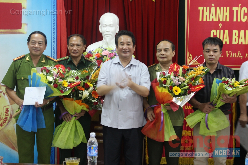 Đồng chí Thái Văn Hằng, Phó Chủ tịch UBND tỉnh trao thưởng cho Ban Chuyên án 639T vừa triệt xóa một ổ nhóm tội phạm ma túy, thu giữ 40 bánh hêrôin - Ảnh: P.V