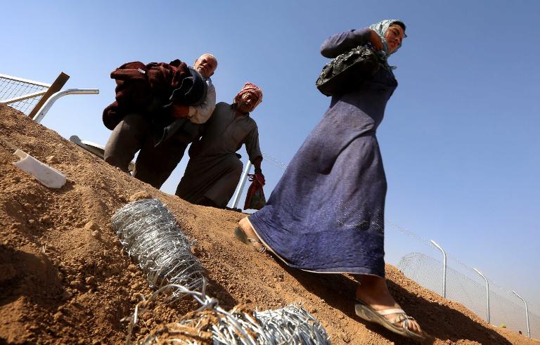 Một gia đình Iraq di cứ tránh bạo lực ở thành phố phía bắc của Tal Afar đến trại Khazer gần các trạm kiểm soát của người Kurd