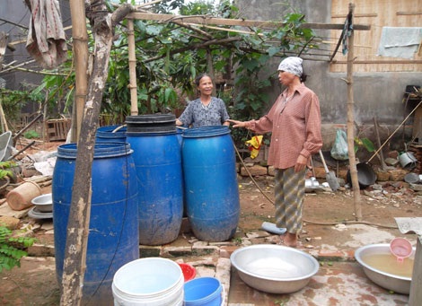 Mỗi gia đình ở Chàng Sơn phải chuẩn bị nhiều thùng phi, xô, chậu để chứa nước.