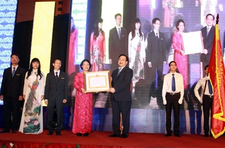Thay mặt lãnh đạo Đảng, Nhà nước, Phó Thủ tướng Hoàng Trung Hải đã trao tặng Huân chương Lao động, các phần thưởng cao quý khác cho một số tập thể, cá nhân có thành tích xuất sắc trong quá trình triển khai Dự án. Ảnh: VGP/Nguyên Linh