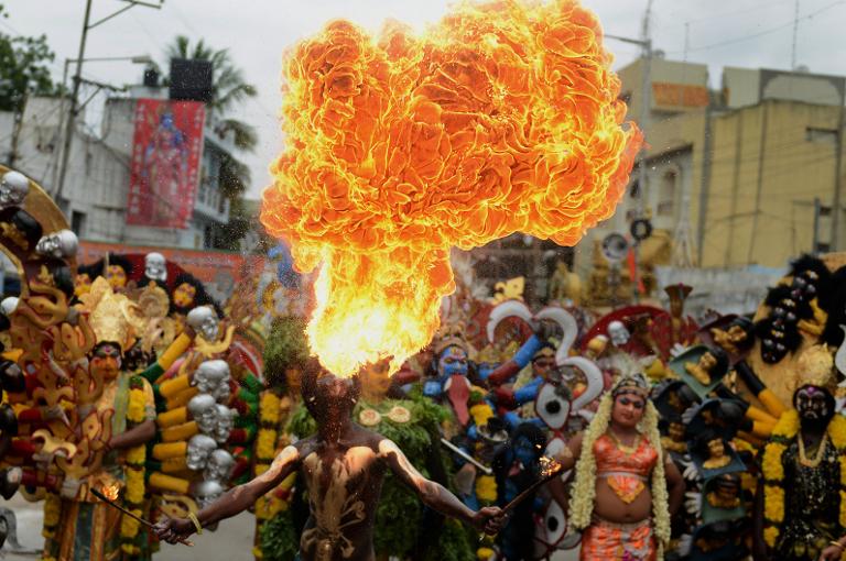 Một nghệ sĩ Ấn Độ biểu diễn trong lễ hội truyền thống 'Bonalu' kéo dài mười một ngày, tại Đền Mahankali, Hyderabad, một thành phố ở phía nam Ấn Độ