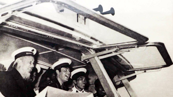 Chủ tịch Hồ Chí Minh và Anh hùng du hành vũ trụ Gherman Titot (Liên Xô)  trên con tàu Hải Lâm của Hải quân nhân dân Việt Nam