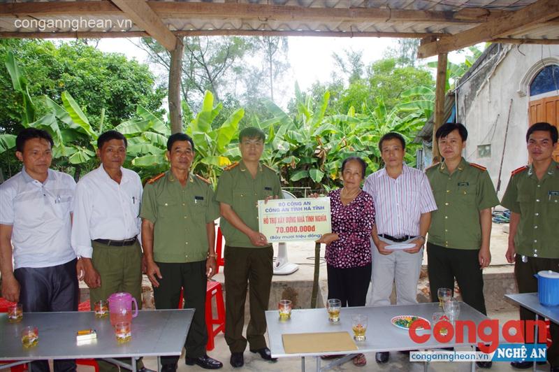 Trung tá Nguyễn Thanh Liêm, Phó Giám đốc Công an Hà Tĩnh  trao số tiền 70 triệu đồng hỗ trợ vợ liệt sĩ Trần Đức Kháng xây nhà tình nghĩa