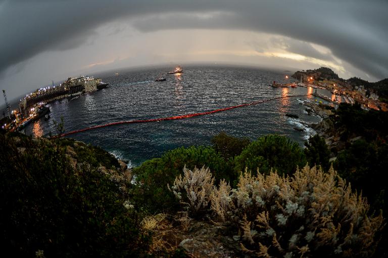 Tàu hành trình Costa Concordia được trục vớt bằng cách gắn các túi khí vào thành tàu sau khi bị mắc cạn tại cảng Isola del Giglio