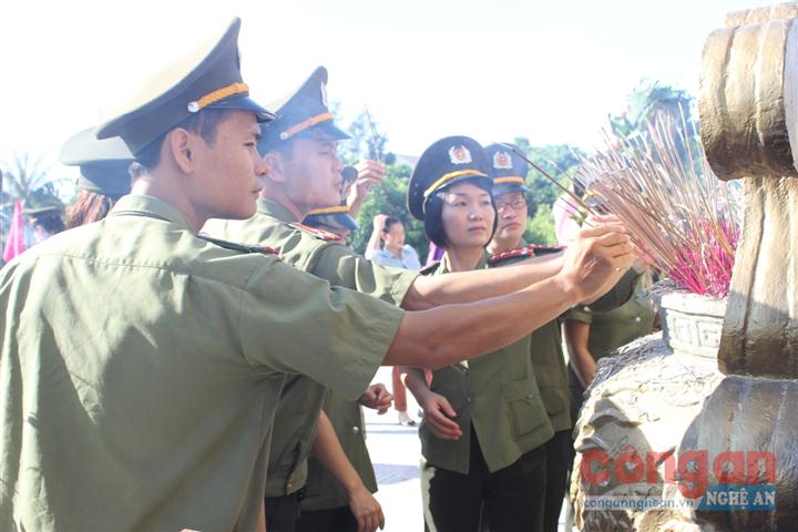 Những nén hương thơm thể hiện lòng thành kính, biết ơn vô hạn các anh hùng liệt sỹ