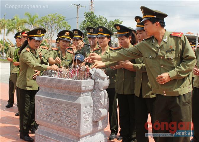 Đoàn Thanh niên, Hội Phụ nữ dâng hương tại Nghĩa trang liệt sỹ 12/9, huyện Hưng Nguyên