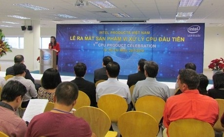 Bà Sherry Boger, Tổng Giám đốc Intel Products Việt Nam phát biểu công bố ra mắt sản phẩm CPU Haswell “Made in Việt Nam