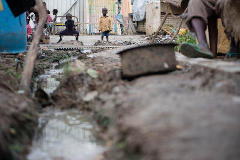 Những đứa trẻ ở Nam Sudan đứng trước rãnh nước nhỏ bị ô nhiễm ở thành phố Malakal, thủ phủ bang Upper Nile, Cộng hòa Nam Sudan