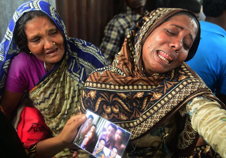Những người phụ nữ khóc thương người thân mất tích trong vụ chìm phà trên sông Padma, Munshiganj, phía nam Dhaka, thủ đô Bangladesh