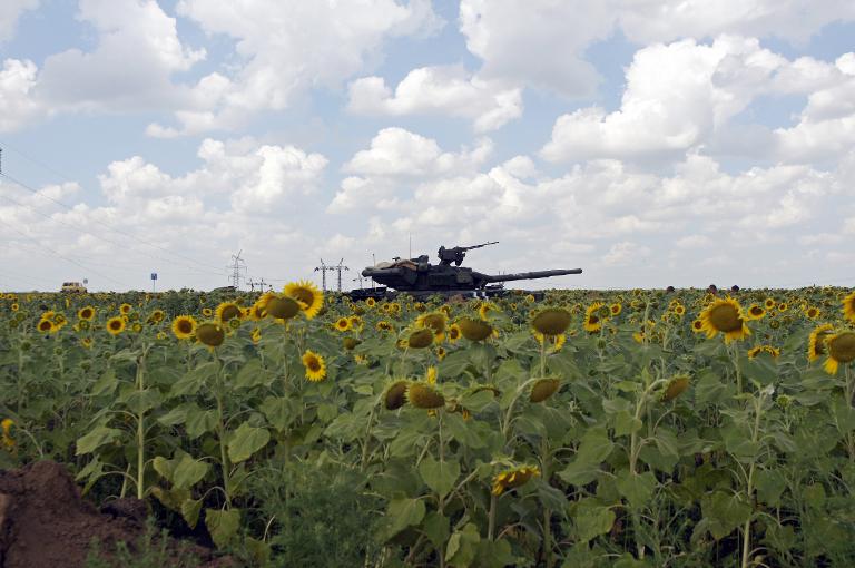 Xe tăng Ukraina giữa cánh đồng hoa hướng dương gần Maryinka, một ngôi làng thuộc khu vực Donetsk ở miền đông Ukraine
