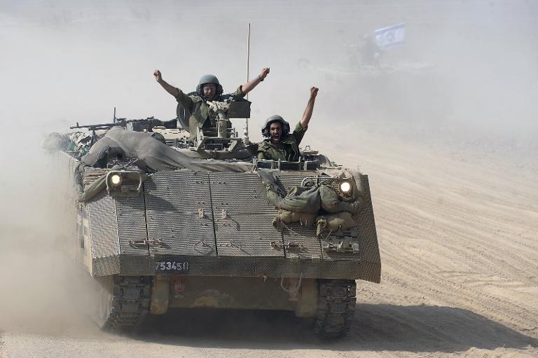 Binh sĩ Israel hò hét trên xe bọc thép khi đang hành quân dọc theo biên giới của Israel với các vùng lãnh thổ Palestine