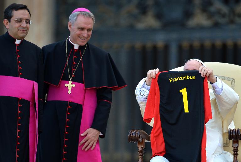 Đức Giáo Hoàng Francis nhận được một chiếc áo bóng đá với tên của mình, món quà từ những đứa trẻ trong dàn hợp xướng Đức tại Vatican gửi tặng
