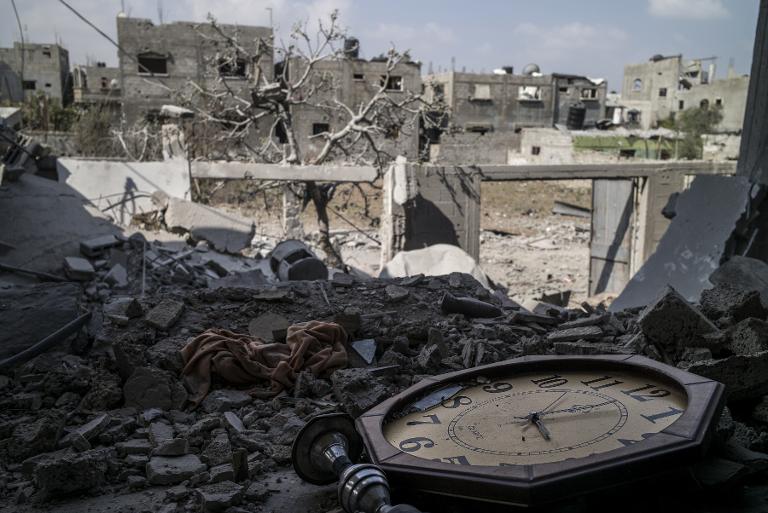 Một chiếc đồng hồ lớn nằm trong đống đồ nát của tòa nhà bị phá hủy bởi bom đạn ở Beit Hanoun, Dải Gaza