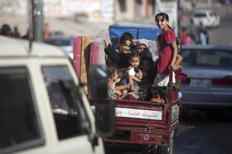 Một gia đình Palestine rời khỏi nhà ở Dải Gaza vì sợ các cuộc tấn công của quân đội Israel