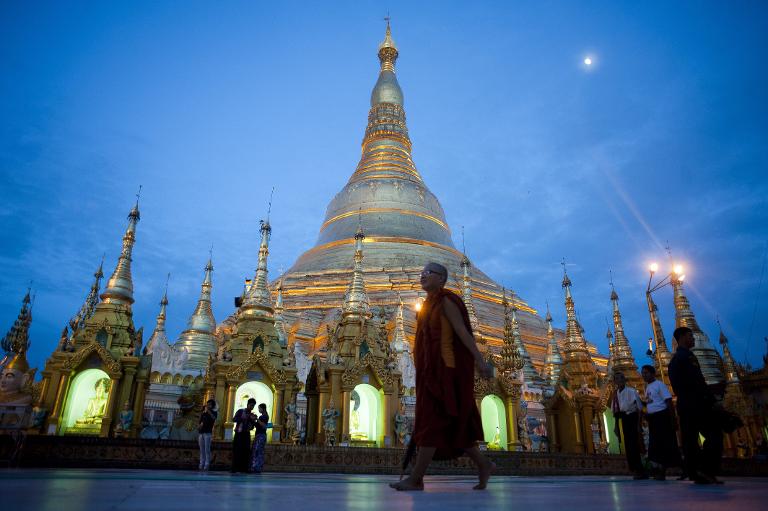 Một tu sĩ Phật giáo đi vào ngôi chùa Shwedagon ở Yangon, Myanmar