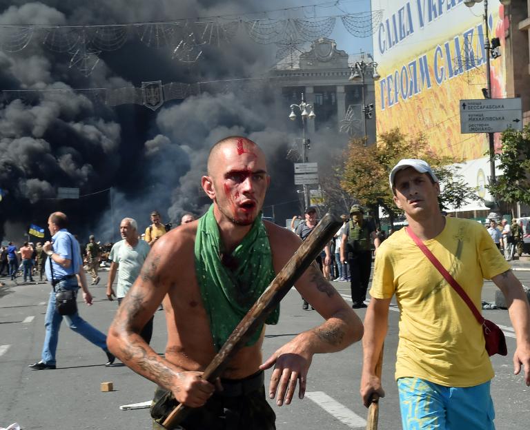 Người biểu tình cầm gậy gộc đập phá và chống lại lực lượng chính phủ trên quảng trường Maidan, Kiev