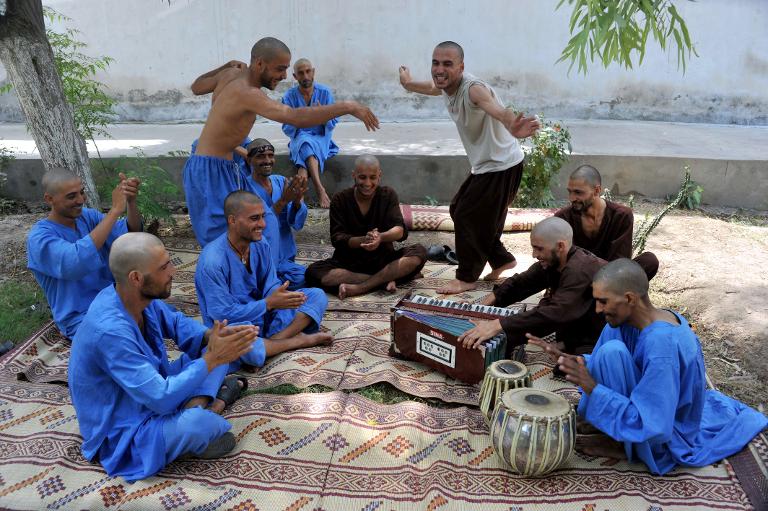 Những người nghiện ma túy Afghanistan chơi nhạc và khiêu vũ tại một trung tâm điều trị ở Jalalabad, thuộc bang Uttar Pradesh, Ấn Độ